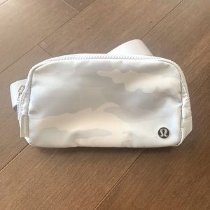 NWT White Camo Everywhere Belt Bag